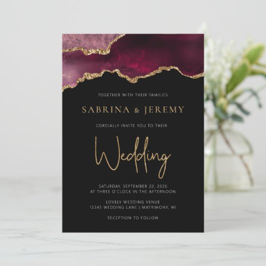 Chic Agate Geode Burgundy Gold Wedding Uitnodiging (Staand voorkant)