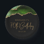 Chic Agate Geode Green Gold 70th Birthday Party Papieren Bordje<br><div class="desc">Deze chic,  glamoureuze 70ste verjaardagsartikelen hebben een waterverf-afbeelding van een georgide in groene tinten met faux goudglitter-hoogtepunten. De woorden "70th Birthday" staan in faux Gold glitter in een decoratief modern handschrift. Pas het aan met de naam van de gast van eer en de datum in goudkleurige tekst.</div>