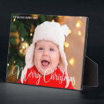 Chic Baby Foto van Merry Kerstscript overlay Fotoplaat<br><div class="desc">Elegant Merry-kerstfotoplaque met een mooi cursief script in wit. Deze foto-cadeau voor de moderne vakantie voor baby biedt een prachtige typografie en een aangepaste tekst boven het volledige aftapartikel in wit bovenaan. Ideaal om een glimlachend baby of gelukkig kind te vieren.</div>