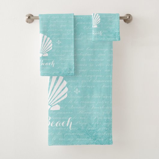 Chic Beach Girly Aqua Scallop Shell met naam Bad Handdoek (Insitu)