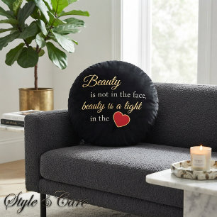 Chic Beauty Slogan Ronde Kussen – Stijlvol & Zacht