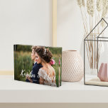 Chic-bedekking | Aangepast blokkeren van weddensch Fotoblokken<br><div class="desc">Het elegante trouwfotoblok kenmerkt uw favoriete horizontale of landschapsgeoriënteerde trouwfoto. Uw namen verschijnen in chic wit handgeschreven manuscript dat als tekstbekleding met uw trouwdatum onder tekstuele tekst leest.</div>
