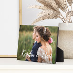 Chic-bedekking | Persoonlijke bruiloft foto Fotoplaat<br><div class="desc">De elegante trouwfoto toont je favoriete horizontale of landschapsgeoriënteerde trouwfoto. Uw namen verschijnen in de hand geschreven kalligrafie van het teken als tekstbekleding met uw trouwdatum onder.</div>