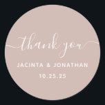 Chic Beige Pink Wedding Dank u Sticker<br><div class="desc">Neutrale beige roze en witte boho bruiloft 'dank je' stickers. Stijlvolle handgeschreven scriptkalligrafie en san serif lettertypen. Eenvoudige 'dank je' klassieke sticker met boho grijs-beige achtergrond en witte letters. Voeg je eigen namen en trouwdatum toe. Chic beige Pink Wedding Hartelijk dank, Sticker. Kleurenhexcode CDB3AC beige roze. Bekijk ons collectie voor...</div>