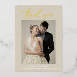 Chic Beige trouwfoto's handlettering Script Folie Uitnodiging<br><div class="desc">Spreek uw dankbaarheid in stijl uit met de Simple Modern beige Custom Wedding 2 Foto's met echte gouden folie Thank You Card Sjablonen. Deze gepersonaliseerde sjablonen bieden een slanke en veelzijdige manier om uw waardering over te brengen aan uw dierbaren die op uw speciale dag hebben gedeeld. De sjablonen hebben...</div>