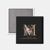 Chic Black en Gold Script Floral Monogram Magneet (Voorkant / Achterkant)
