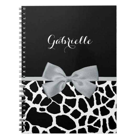 Chic Black en White Giraffe Print Silver Grey Bow Notitieboek (Voorkant)