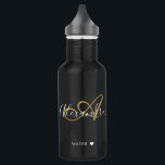 Chic Black Gold Elegant Monogram Script Name Stai Waterfles<br><div class="desc">Geef uw prachtige Chic Black en Gold Elegant Monogram een persoonlijk tintje met Script Name en Initiaal water fles; verlies het nooit meer! Als u hulp nodig hebt,  laat ons dat weten op belytaliarecipes@gmail.com en wij zullen u graag helpen.© Belytalia 2022</div>