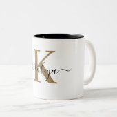Chic Black Gold Monogram Elegant Script Name Mug Tweekleurige Koffiemok (Voorkant rechts)
