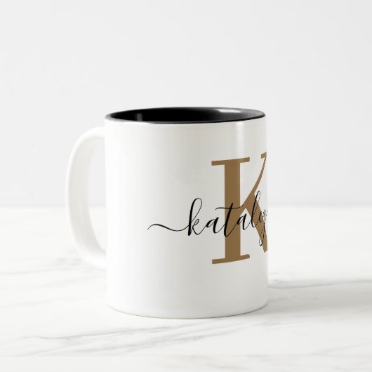 Chic Black Gold Monogram Elegant Script Name Mug Tweekleurige Koffiemok (Voorkant links)