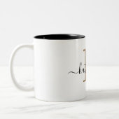Chic Black Gold Monogram Elegant Script Name Mug Tweekleurige Koffiemok (Links)