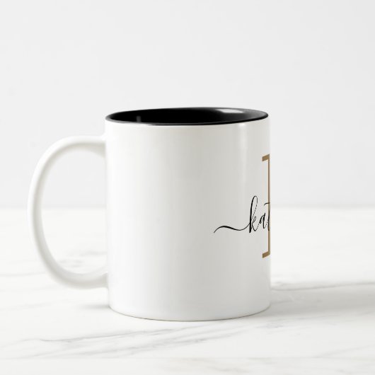 Chic Black Gold Monogram Elegant Script Name Mug Tweekleurige Koffiemok (Links)