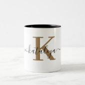 Chic Black Gold Monogram Elegant Script Name Mug Tweekleurige Koffiemok (Center)