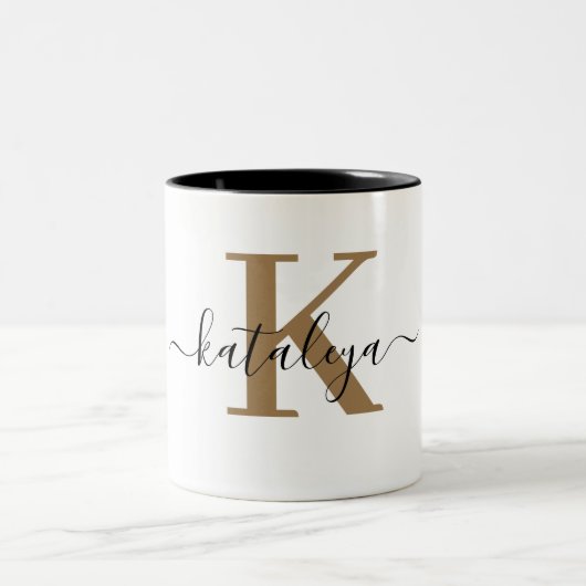 Chic Black Gold Monogram Elegant Script Name Mug Tweekleurige Koffiemok (Center)