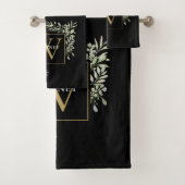 Chic Black Gold Monogram Greenery Floral Bad Handdoek (Insitu)