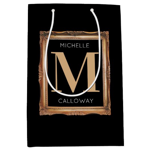 Chic Black & Gold Monogram Medium Cadeauzakje (Voorkant)