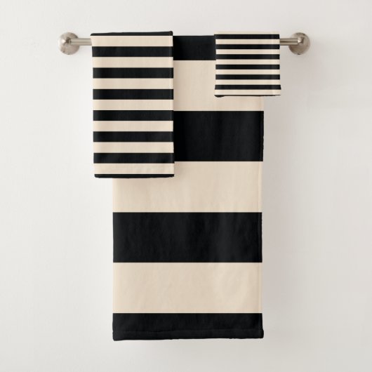 Chic Black Off-White Striped patroon Bad Handdoek (Insitu)