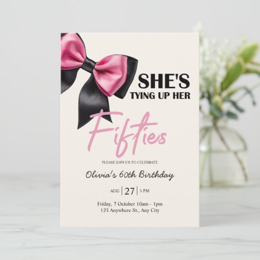 Chic Black & Pink Bow 60e verjaardag uitnodiging (Staand voorkant)