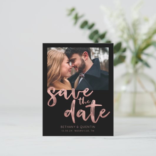 Chic Black Roos Gold Foil Script Bewaar de datum Aankondigingskaart (Staand voorkant)