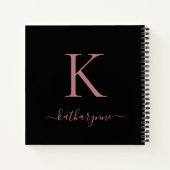 Chic Black Roos Gold Pink Monogram naam Notitieboek (Achterkant)