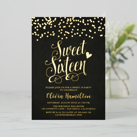 Chic Black Sweet 16 Gold Confetti Folie Folie Uitnodiging (Staand Voorkant)
