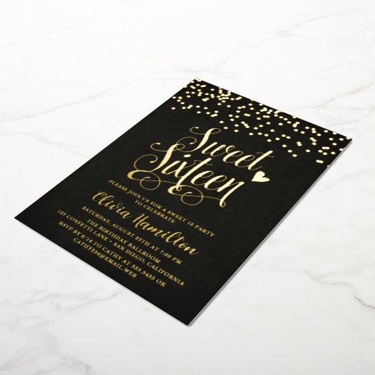 Chic Black Sweet 16 Gold Confetti Folie Folie Uitnodiging (Gedraaid)