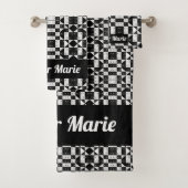 Chic Black & White Floral Checkerboard Custom Name Bad Handdoek (Insitu)
