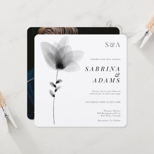 Chic Black White Floral Monogrammed Weddenschap Kaart (Voorkant / Achterkant in situ)