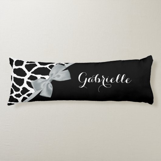 Chic Black White Giraffe Print Silver Bow en Name Lichaamskussen (Voorkant)