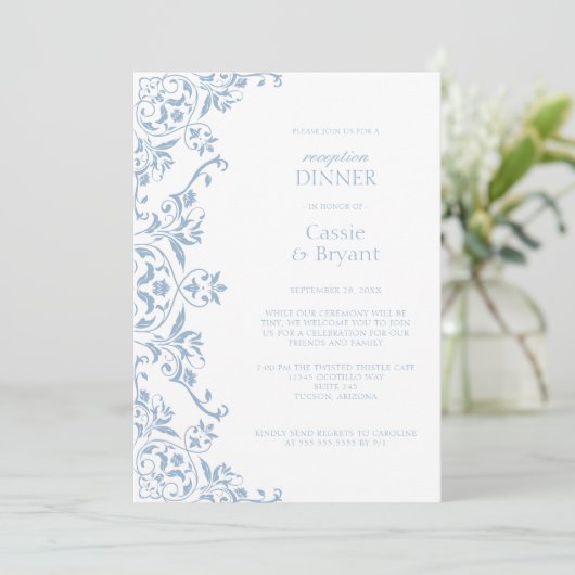 Chic blauw en wit bruiloft receptie diner kaart (Staand voorkant)