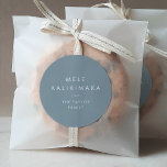 chic | Blauw Mele Kalikimaka kerstcadeau Ronde Sticker<br><div class="desc">Deze chique blauwe Mele Kalikimaka kerstcadeau stickers zijn ideaal voor een eenvoudig vakantie cadeau of vakantie kaart. Het eenvoudige ontwerp is voorzien van klassieke minimalistische witte typografie op een blauwe achtergrond met een rustieke boho-gevoel. in elke kleur. Houd het ontwerp minimaal en elegant, zoals het is, of personaliseer het door...</div>