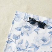 Chic Blauw Witte Bloemen Strandlaken (In situ)