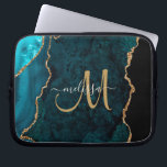 Chic Blauwgroen Gold Glitter Agate Custom Monogram Laptop Sleeve<br><div class="desc">Voeg een aanraking van glitter en glanzen toe aan uw laptop met deze aangepaste laptophoes met een blauwgroen achtergrond die is voorzien van faux Gold glitter. Pas uw monogram initiaal in hand geschreven manuscriptkalligrafie met jouw naam hierboven aan. Speciaal voor u ontworpen door Extreme T - shirts!</div>