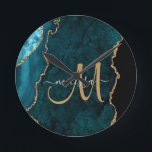 Chic Blauwgroen Gold Glitter Agate Custom Monogram Ronde Klok<br><div class="desc">Voeg een aanraking van glitter en glanzen aan uw huisdecor toe met deze elegante gepersonaliseerde klok met een blauwgroen agate dat voorzien is van faux goudglitter. Pas uw monogram initiaal in hand geschreven manuscriptkalligrafie met jouw naam hierboven aan. Een unieke cadeau voor verjaardagen, feestdagen en speciale gelegenheden. Speciaal voor u...</div>