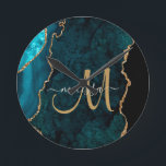 Chic Blauwgroen Gold Glitter Agate Custom Monogram Ronde Klok<br><div class="desc">Voeg een aanraking van glitter en glanzen aan uw huisdecor toe met deze elegante gepersonaliseerde klok met een blauwgroen agate dat voorzien is van faux goudglitter. Pas uw monogram initiaal in hand geschreven manuscriptkalligrafie met jouw naam hierboven aan. Een unieke cadeau voor verjaardagen, feestdagen en speciale gelegenheden. Speciaal voor u...</div>