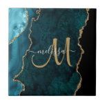 Chic Blauwgroen Gold Glitter Agate Custom Monogram Tegeltje<br><div class="desc">Deze elegante gepersonaliseerde decoratieve tegels hebben een blauwgroen kerkagaat met faux goudglitter. Pas uw monogram initiaal in hand geschreven manuscript met jouw naam hierboven aan. Een unieke cadeau voor verjaardagen,  feestdagen en speciale gelegenheden. Speciaal voor u ontworpen door Extreme T - shirts!</div>