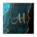 Chic Blauwgroen Gold Glitter Agate Custom Monogram Tegeltje<br><div class="desc">Deze elegante gepersonaliseerde decoratieve tegels hebben een blauwgroen kerkagaat met faux goudglitter. Pas uw monogram initiaal in hand geschreven manuscript met jouw naam hierboven aan. Een unieke cadeau voor verjaardagen, feestdagen en speciale gelegenheden. Speciaal voor u ontworpen door Extreme T - shirts!</div>