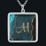 Chic Blauwgroen Gold Glitter Agate Custom Monogram Zilver Vergulden Ketting<br><div class="desc">Deze elegante gepersonaliseerde neckalce is voorzien van een blauwgroen agate achtergrond die is voorzien van faux gold glitter. Pas uw monogram initiaal in hand geschreven manuscriptkalligrafie met jouw naam hierboven aan. Een unieke cadeau voor verjaardagen,  feestdagen en speciale gelegenheden. Speciaal voor u ontworpen door Extreme T - shirts!</div>