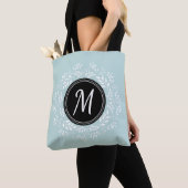 Chic Bleek Blue Floral, aangepast monogram Tote Bag (Dichtbij)
