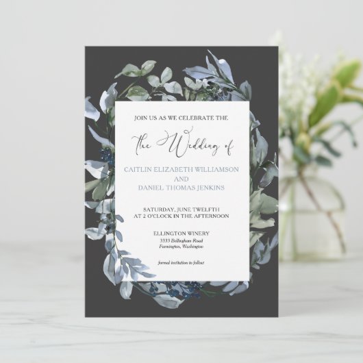 Chic Blue Floral Wreath Wedding Invitation Kaart (Staand voorkant)