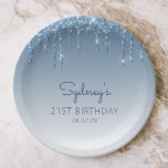 Chic Blue Glitter Drip 21st Birthday Party Papieren Bordje<br><div class="desc">Deze elegante 21e verjaardagsartikelen borden zijn voorzien van een lichtblauwe faux glitter drip border en blauwe ombre background. Pas hen met de naam van de gast van eer in blauw handschrift manuscript aan,  met haar verjaardag en datum hieronder in sans serif doopvont.</div>