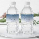 Chic Blue Glitter Drip 21st Birthday Party Waterfles Etiket<br><div class="desc">Deze chique 21e verjaardagsfeest waterfleslabels zijn voorzien van een sprankelende blauwe faux glitter druiprand en blauwe ombre achtergrond. Personaliseer ze met haar naam in blauw handschrift,  met de gelegenheid en datum hieronder in sans serif lettertype.</div>