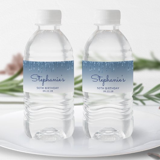 Chic Blue Glitter Drip 50th Birthday Party Waterfles Etiket