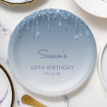 Chic Blue Glitter Drip 60th Birthday Party Papieren Bordje<br><div class="desc">Deze chique,  elegante 60e verjaardagsfeestjes papieren borden hebben een fonkelende blauwe faux glitter druppelrand en een blauwe ombre achtergrond. Personaliseer ze met de naam van de eregast in blauw handschrift,  met haar verjaardag en datum hieronder in sans serif lettertype.</div>