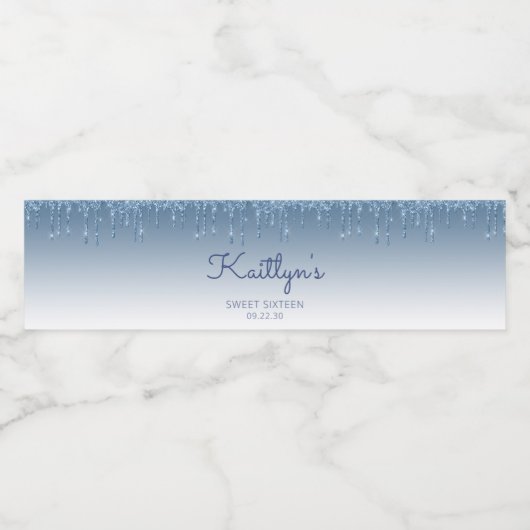 Chic Blue Glitter Drip Sweet 16 Party Waterfles Etiket (Enkel label)