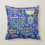 Chic Blue Gold Menorah Star van David Hanukkah Kussen<br><div class="desc">Deze vakantiewerp bevat een chic-patroon van gouden,  groene en paarse menorah en gouden ster van David op een blauwe achtergrond. Ontworpen door de wereldberoemde kunstenaar Tim Coffey.</div>