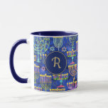 Chic Blue Gold Menorah Star van David Hanukkah Mok<br><div class="desc">Deze aangepaste koffiekoffie-mok is voorzien van een chic-patroon van gouden, groene en paarse menorah en gouden ster van David op een blauwe achtergrond. Aan beide zijden is een blauwe cirkel die in goud is voorzien voor je monogram initiaal om je te personaliseren. Drink in stijl! Ontworpen door de wereldberoemde kunstenaar...</div>