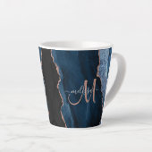 Chic Blue Roos Gold Agate Custom Script Monogram Latte Mok (Rechterhoek)