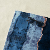Chic Blue Roos Gold Glitter Agate Custom Monogram Strandlaken (In situ)
