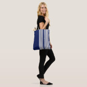 Chic Blue & White Canvas tas met zwarte accenten (Op model)